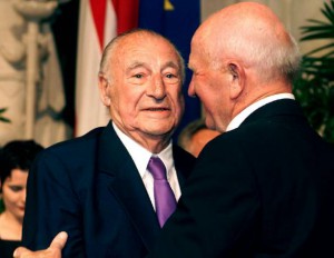 Sein letzter Aufritt in der Öffentlichkeit. Josef „Pepi“ Argauer im Juni 2001 im Festsal des Wiener Rathauses anlässlich der Feierlichkeiten „90 Jahre FAK“. Rechts im Bild Karl Stotz http://oepb.at/allerlei/zum-90-geburtstag-sir-karl-stotz.html. Foto: Fritz Duras