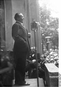 Richard Tauber singt in einer Wohltätigkeitsmatinee für die Künstleraltershilfe im Berliner Zoo. Die Georg Pahl-Aufnahme stammt vom August 1932. Bundesarchiv, Bild 102-13781 / CC-BY-SA