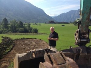 Am 11. September 2012 wurde das Finale eingeläutet. Das Narzissen Bad entsteht, die Bagger rollen an. Foto: Stadtgemeinde Bad Aussee