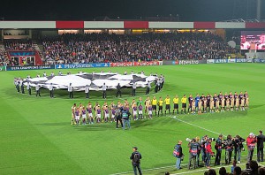 Team-Aufstellung beider Vereine beim Erklingen der Champions-League-Hymne.Foto: oepb 