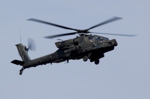 Der "Apache" tut es ihm gleich und die amerikanischen Soldaten setzen ihren Flug in Richtung Ungarn fort. Foto: Österr. Bundesheer/Simader