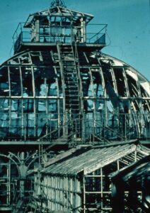 Kein schöner Anblick, aber glücklicherweise vorbei. Ein zerstörtes Palmenhaus nach 1945. Foto: SKB