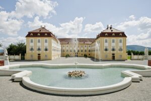 Blick auf Schloss Hof samt Neptunbrunnen. Foto: Hertha Hurnaus