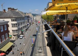  Für einen gemütlichen Plausch hoch oben über den Dächern der Landstraße sollte stets ein bisserl Zeit vorhanden sein. Foto: Stadt Linz