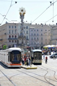  Heraus aus der Pöstlingbergbahn (rechts) und hinein in die Tramway der LINZ AG am Hauptplatz. Von hier aus beginnt die Linzer Landstraße ihren Lauf. Foto: Stadt Linz