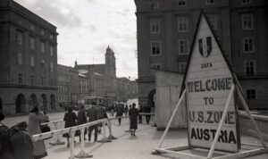 Nibelungenbrücken-Blick zum Hauptplatz im Juli 1946. Foto: NORDICO