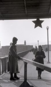  Und so sah es auf der anderen Seite des Donaustromes aus: Kontrolle durch russische Besatzungsmächte auf der Nibelungenbrücke um 1950. Foto: NORDICO  