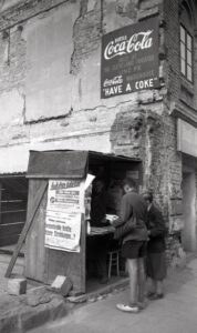  Was gibt es Neues in der Welt? Ein Zeitungsstand an der Linzer Landstraße des Jahres 1947. Foto: NORDICO 