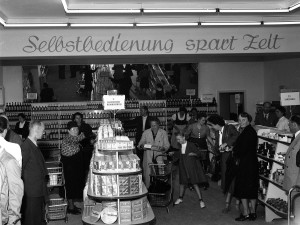  Von nun an geht´s bergauf! Blick in den ersten österreichischen Selbstbedienungsladen Konsum im COOP-Gebäude in der Wiener Straße am 30. Mai 1950. Foto: Archiv der Stadt Linz   Von nun an geht´s bergauf! Blick in den ersten österreichischen Selbstbedienungsladen Konsum im COOP-Gebäude in der Wiener Straße am 30. Mai 1950. Foto: Archiv der Stadt Linz      