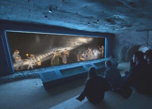 Das Bronzezeit-Kino wurde 400 Meter unter Tage rund um die älteste erhaltene Holzstiege Europas errichtet. Foto: Visionas/NHM Wien