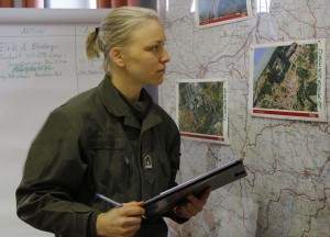  Wachtmeister Andrea Büssnschütt in der Leitzentrale des Militärkommando OÖ. Zivil ist sie Business Controllerin in einem weltweit agierenden Unternehmen. Foto: Bundesheer / Mickla    