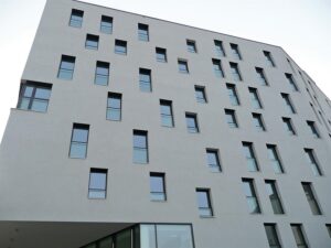  Auch bei französischen Fenstern benötigt man mit PYROSWISS® PARAPET von Vetrotech keine Gitter ­ so wirkt die Fassade ruhiger. Foto: Stefan Horak 