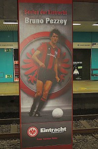 In der S-Bahn-Station des Willi Brandt-Platzes von Frankfurt verewigt: Bruno Pezzey als Säule der Eintracht. Foto: oepb