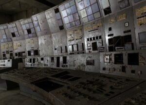 Der Kontrollraum von Reaktor vier im AKW Chernobyl. An diesen Pulten nahm das Unglück seinen Lauf. Hier wurden die Entscheidungen getroffen und die Knöpfe gedrückt, die schlussendlich zur Explosion des Reaktors führten. Die lila Farbe kommt von der Dekontaminationsflüssigkeit, die hier zur Reduktion der Strahlenbelastung verwendet wurde. Foto: Ronald Verant