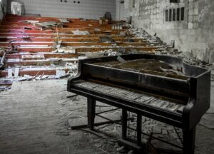 Der Vorführungssaal der Schule für Kunst und Musik in Pripyat. Der Flügel eines britischen Klavierherstellers steht seit dem Unglück 1986 an derselben Stelle auf der Bühne und verfällt mit dem Gebäude. Foto: Ronald Verant