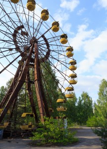 Das Riesenrad im berühmten Vergnügungspark von Pripyat. Der Park war als Geschenk der Stadt an ihre Bewohner gedacht gewesen und hätte am 1. Mai 1986 eröffnet werden sollen. Aufgrund des Unglücks vier Tage vorher und der darauffolgenden Evakuierung der Stadt kam es nie dazu. Seither steht der fertig gebaute Vergnügungspark unberührt im Zentrum der Stadt und ist zu einem weithin bekannten Symbol der Tragödie der Stadt geworden. Foto: Ronald Verant