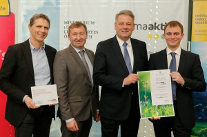 V.l.: Christoph Jeitler (VARIO-BAU), Herbert Greisberger (klimaaktiv Regionalpartner Energie- und Umweltagentur Niederösterreich), Bundesminister Andrä Rupprechter und Daniel Gruber (VARIO-BAU). Foto: BMLFUW/APA-Fotoservice/Bollwein 