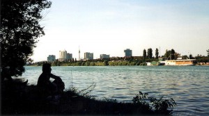 n den Sommermonaten lässt es sich auf der Wiener Donauinsel herrlich mit der Seele baumeln. Die so genannte Neue Donau lädt zum Schwimmen und Wasserskifahren ein. Foto: oepb