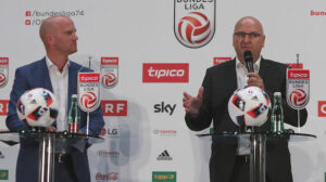 Links Bundesliga-Vorstand Christian Ebenbauer, rechts Bundesliga-Präsident Hans Rinner anlässlich der Saisonstart-Pressekonferenz am 18. Juli 2016 in Wien. Foto: GEPA