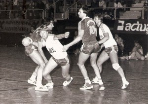 Ein Linzer Derby im Handball anno 1979. Der SK VÖEST (weiße Dress) im Angriff gegen ASKÖ Linz Internorm. Spielort war die Sporthauptschule Kleinmünchen. Foto: Erwin H. Aglas / opeb