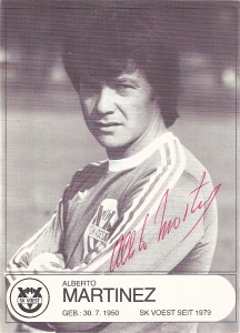 Zahlreiche Fußball-Stars gaben sich beim SK VÖEST ein munteres Stelldichein. Hier eine Autogrammkarte von Alberto Martinez vom Herbst 1979. Sammlung: oepb