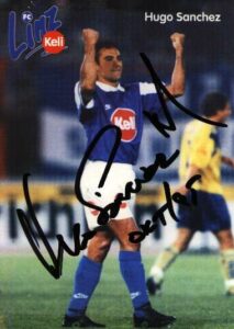 Es war unglaublich, und doch wahr, der Mexikanische Superstar Hugo Sanchez kickte von September 1995 bis Mai 1996 beim FC Linz. Bild: Autogrammkarte/Sammlung oepb 