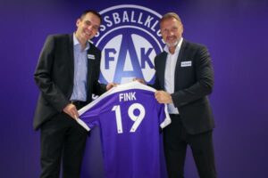 Thorsten Fink (rechts) und der FK Austria Wien (links, AG-Vorstand Markus Kraetschmer). Zwei Komponenten, die zusammenpassen. Die Nummer 19 steht für das vorzeitige Vertrags-Verlängerungs-Jahr bis Ende der Spielzeit 2018/19. Foto: FAK 