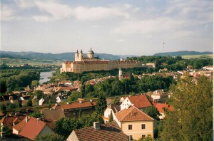 Blick vom „Birago-Berg“ auf das Benediktinerkloster Melk an der Donau. Egal welchen Anfahrtsweg man auch wählt, der pompöse Stifts-Anblick ist von überall aus sehr gut sichtbar. Foto: oepb 