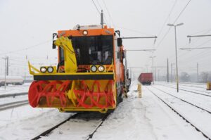 Wo menschliche Muskelkraft nicht mehr ausreicht, kommt die Schneefräse ³zum Zug². Foto: ÖBB / Christian Zenger