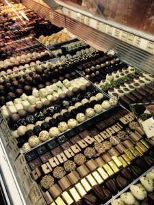 So könnte es in der Chocolaterie von Ulrike Sosnitza ausgesehen haben. Oder etwa nicht? Foto: Martin Sohl/oepb.at