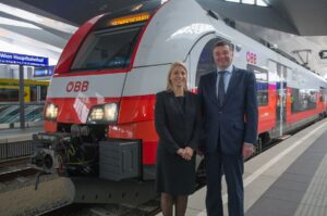 Evelyn Palla, Vorstandirektorin der ÖBB-Personenverkehr AG, sowie Verkehrsminister Jörg Leichtfried freuen sich ...