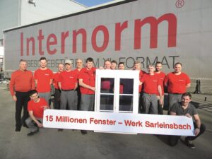 Der 16. Februar 2017 war ein Tag der Freude: das 15-millionste Fenster verließ das Sarleinsbacher Internorm-Werk. Foto: Internorm