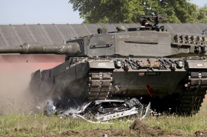 Vor den Augen der begeisterten Zuschauer wird der erste PKW vom Panzer überrollt. Foto: Bundesheer/Simader
