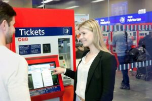 Promotoren begleiten in den kommenden Monaten die Reisenden beim Wechsel auf die neue Bedienoberfläche der Ticketautomaten. Foto: ÖBB / Harald Krischanz