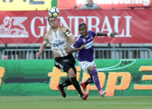 Christian Ramsebener (links) gegen den späteren 2 : 0-Torschützen Felipe Pires. Aus FK AUSTRIA WIEN gg. LASK / 2 : 0. Foto: GEPA