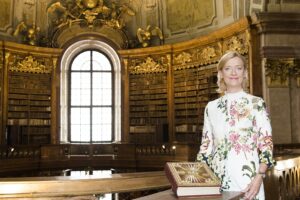 Generaldirektorin Dr. Johanna Rachinger mit dem Evangeliar des Johannes von Troppau im Prunksaal. Foto: Sabine Hauswirth/Österreichische Nationalbibliothek