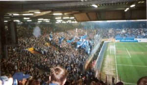 Die VfL Bochum-Fans hinter dem Tor. Auch wenn es mit dem VfL in den letzten Jahren mehr bergab, denn bergauf geht, halten sie eisern zu ihren Blau-Weißen. Hier im Rahmen eines Zweitliga-Spieles gegen die SG Eintracht Frankfurt. Foto: oepb / 2002