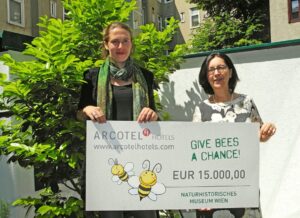 Dr. Renate Wimmer (rechts) übergab den Scheck an Dr. Dominique Zimmermann vom Naturhistorischen Museum Wien im ARCOTEL Wimberger. Foto: NHM Wien 