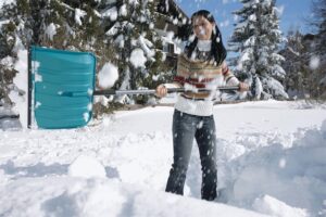 Mit dem GARDENA combisystem Schneeschieber KST 50 wird Schneeschaufeln zum Kinderspiel. Foto: GARDENA