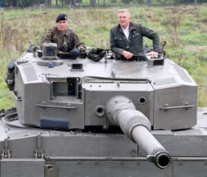 Major Jörg Loidolt (links) und Bundesminister Mario Kunasek am Kampfpanzer Leopard. Foto: Bundesheer / Simader 
