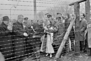 Die Durchtrennung des Eisernen Vorhangs bei Laa an der Thaya durch Außenminister Dr. Alois Mock (vorne, Zweiter von links) und Jiří Dienstbier (Bildmitte, mit Zange) am Sonntag, 17. Dezember 1989 war ein imposantes Ereignis in der jüngeren Geschichte Österreichs. Zwischen den beiden Staatsmännern erfreut sich NÖ-Landeshauptmann Dr. Siegfried Ludwig an diesem geschichtsträchtigen Akt. Foto: NLK Schleich