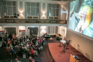 Großer Andrang im Orthopädischen Spital Speising bei der LIVE-Übertragung aus dem OP. Foto: Martin Nussbaum