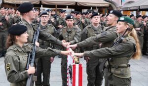 ³Ich gelobe!² - Die Soldatinnen und Soldaten leisten den Treueid auf die Standarte der 4. Panzergrenadierbrigade. Foto: BMLV / Vzlt Anton MIKLA 