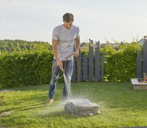 Als präziser und leiser Helfer im Garten liefert er ein ausgewogenes Schnittbild des Rasens ...