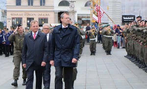 Von links: OÖ-Landeshauptmann Mag. Thomas Stelzer, dahinter Bürgermeister MMag. Klaus Luger, sowie Generalsekretär Mag. Dr. Wolfgang Baumann beim Abschreiten der Front. Foto: BMLV / Vzlt Anton MIKLA