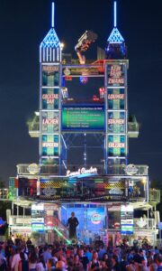 Familien-Attraktion samt Adrenalin Kick in luftiger Höhe: 30,5 Meter, neun Etagen und mehr als 1.100 Quadratmeter voller surrealistischer Überraschungen. Der „Event Tower“ ist ein neues Highlight am Urfahraner Herbstmarkt. Foto: Stadt Linz