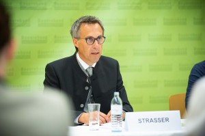 Unterstreicht einmal mehr seine Forderung nach CO2-Zöllen für importierte Lebensmittel an den EU-Außengrenzen. Bauernbund-Präsident NR Georg Strasser. Foto: Gruber