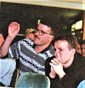 Rudolf Koblowsky in seinem Element. Leicht dozierend und die Granden der Österreichischen Fußball-Bundesliga stets auf Unzulänglichkeiten hinweisend. Hier im Rahmen eines Fan-Cup-Stammtisches vom 20. April 1994. Foto: © oepb