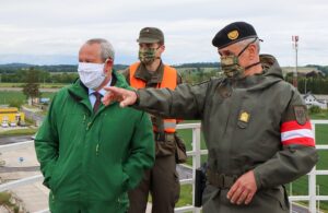 Präsident Wolfgang Stanek, ein Assistenzsoldat und Brigadier Dieter Muhr bei der Einweisung in den Assistenzeinsatz. Foto: BMLV / Anton Mickla