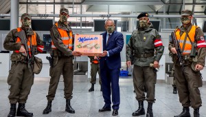 Präsident Wolfgang Stanek (diesmal mit Bundesheer-Maske) und Brigadier Dieter Muhr mit Assistenzsoldaten und einem süßen Gruß aus Wien am Linz Airport. Foto: BMLV / Anton Mickla